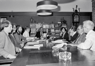 826606 Afbeelding van een redactievergadering van het personeelsblad DH '71 van het Diakonessenhuis (Bosboomstraat 1) ...